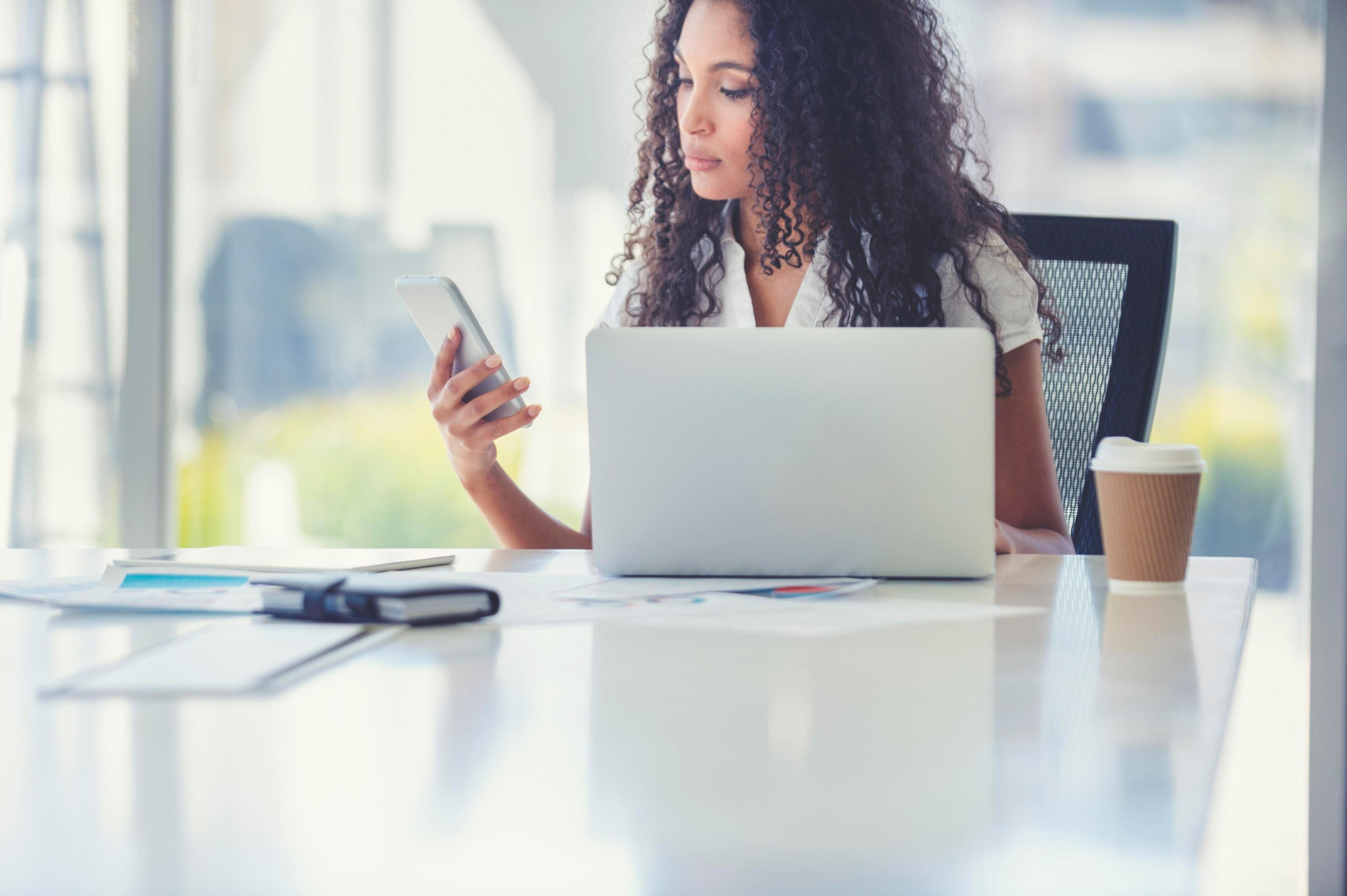 Equipo empresarial planificando presupuestos estacionales en sesión colaborativa