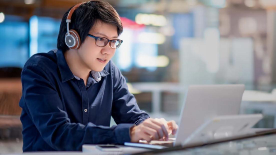 Comunidad activa de estudiantes compartiendo estrategias financieras