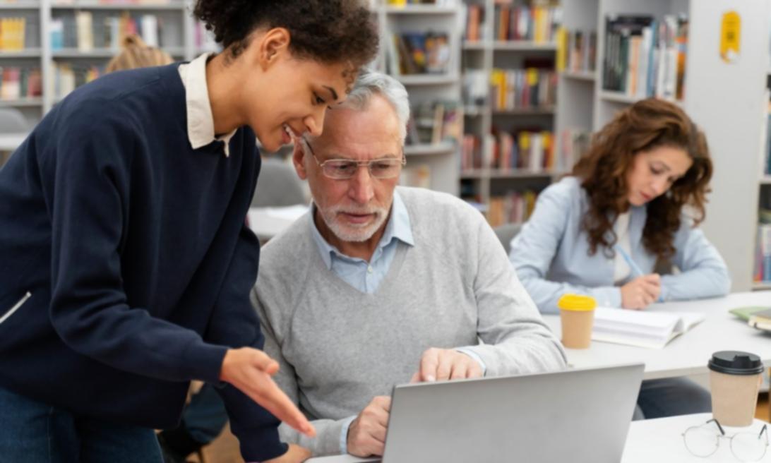 Estudiante aplicando estrategias de planificación financiera en escenarios reales