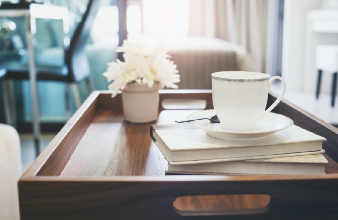 Estudiantes internacionales colaborando en planificación financiera